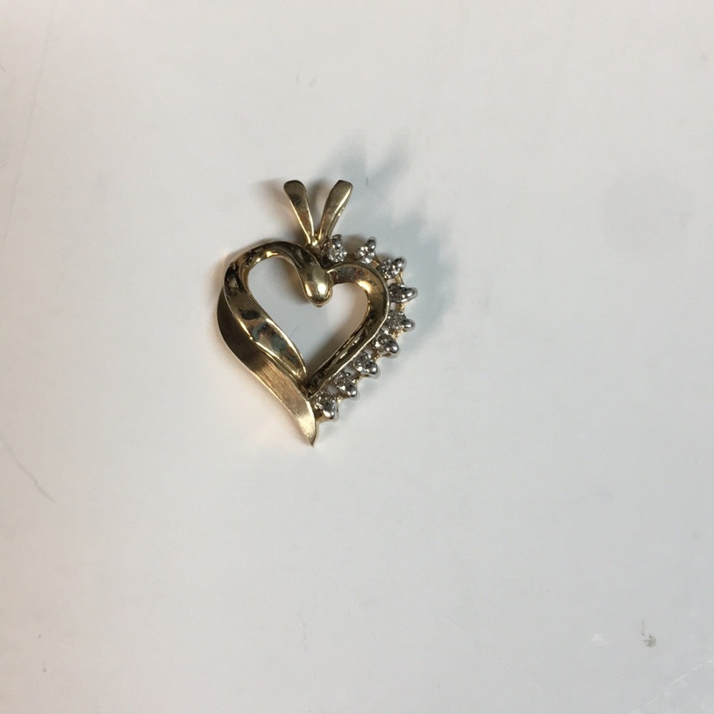 Heart 10k gold pedant with diamonds